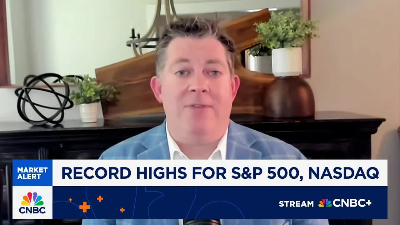 The economy is not heading into recession in the back-half of 2025, says Carson Group's Ryan Detrick